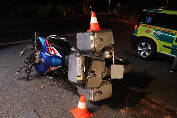 V Červeném Kostelci se srazil motorkář s osobním autem, řidič motorky na místě zemřel