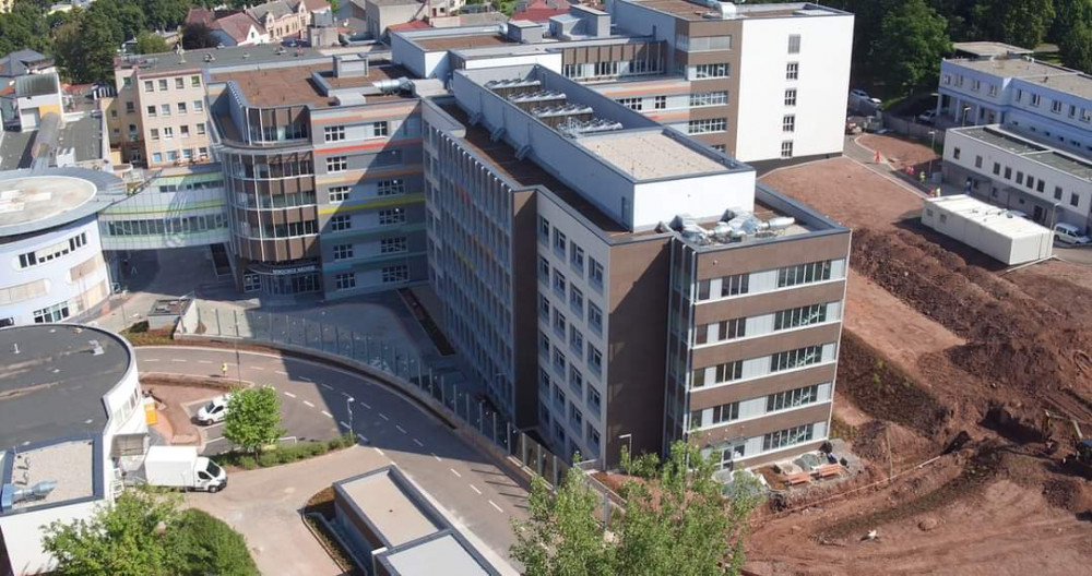 Náchodská nemocnice se probojovala mezi top 33 staveb v soutěži Stavba roku 2021