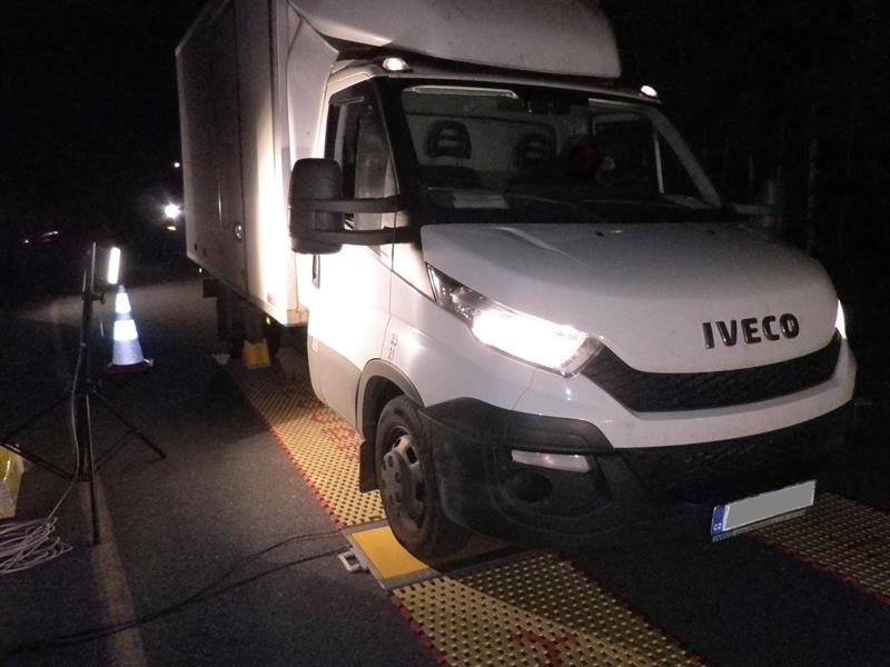 Celníci si posvítili na přepravní společnost v Hradci Králové. Pravidelně posílala přetížené dodávky