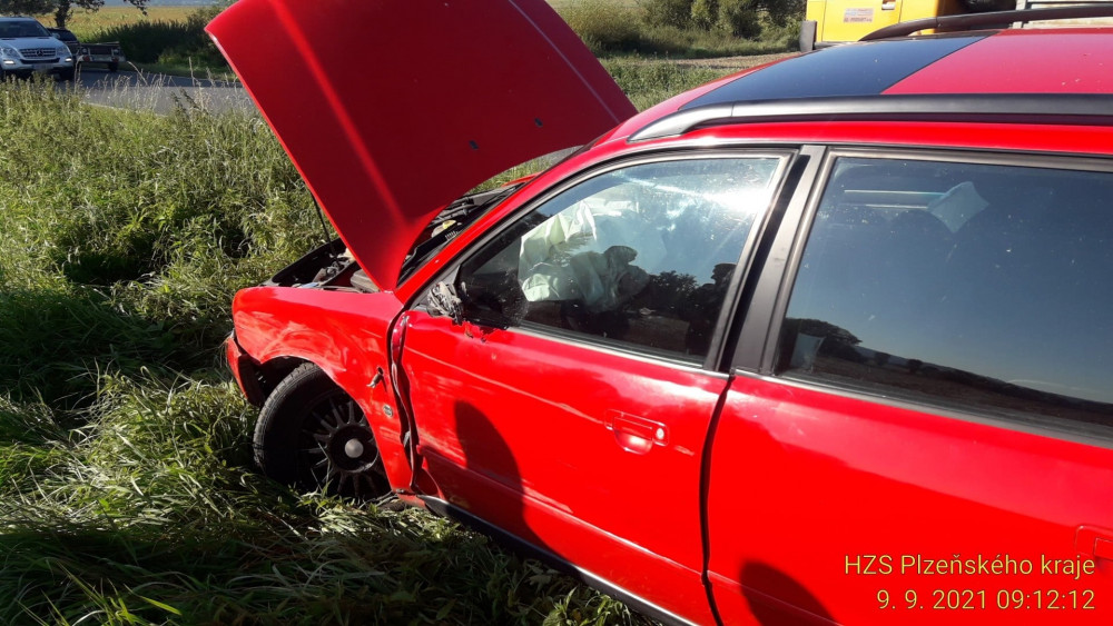 Při střetu dvou vozidel na Plzeňsku zůstalo jedno z nich převrácené na střeše v příkopu