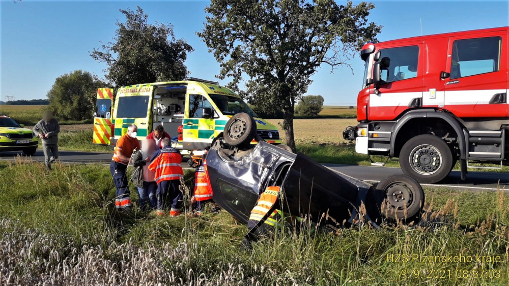 Při střetu dvou vozidel na Plzeňsku zůstalo jedno z nich převrácené na střeše v příkopu