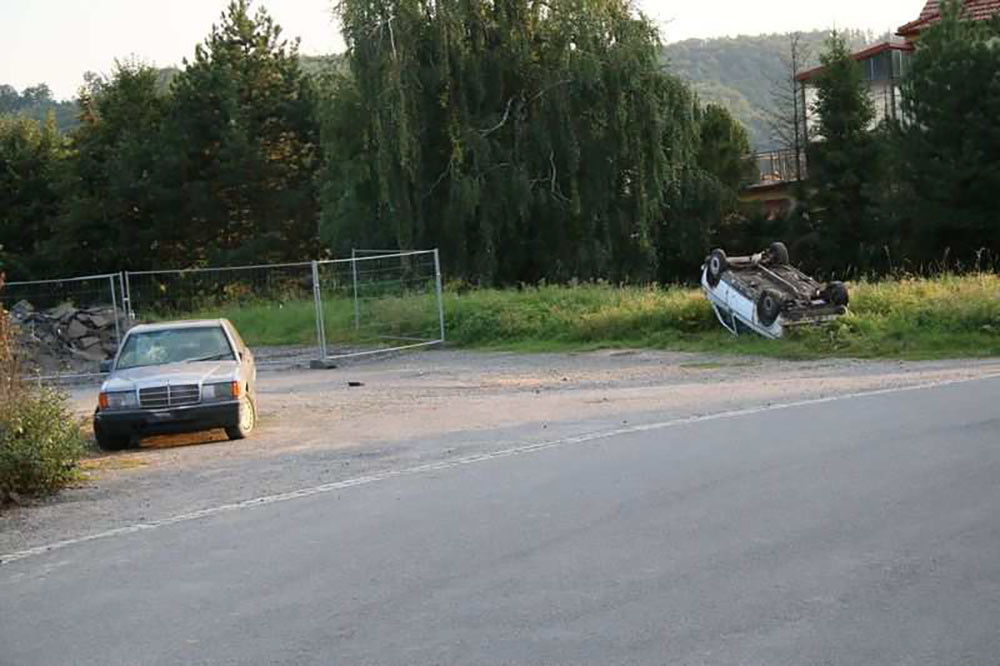 Neznámý pachatel poškodil dvě odstavená vozidla u nádraží v Hranicích