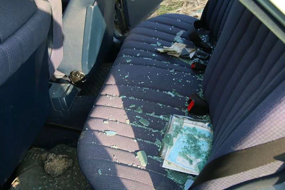 Neznámý pachatel poškodil dvě odstavená vozidla u nádraží v Hranicích