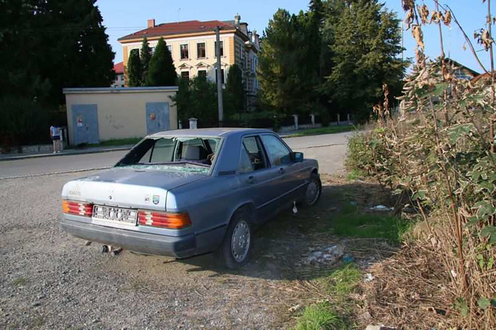 Neznámý pachatel poškodil dvě odstavená vozidla u nádraží v Hranicích