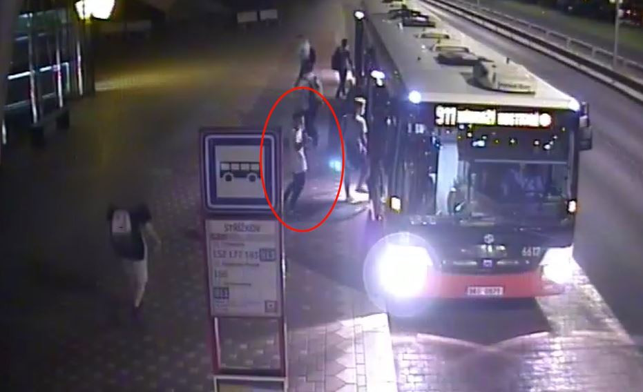 Čtyři muži obestoupili chlapce, vzali mu telefon a donutili ho vybrat peníze z bankomatu