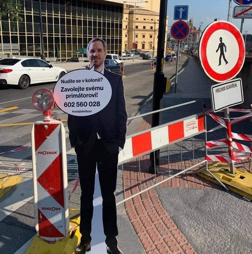 Nudíte se v koloně? Zavolejte svému primátorovi! U největších kolon v Praze někdo rozmístil podobizny Hřiba