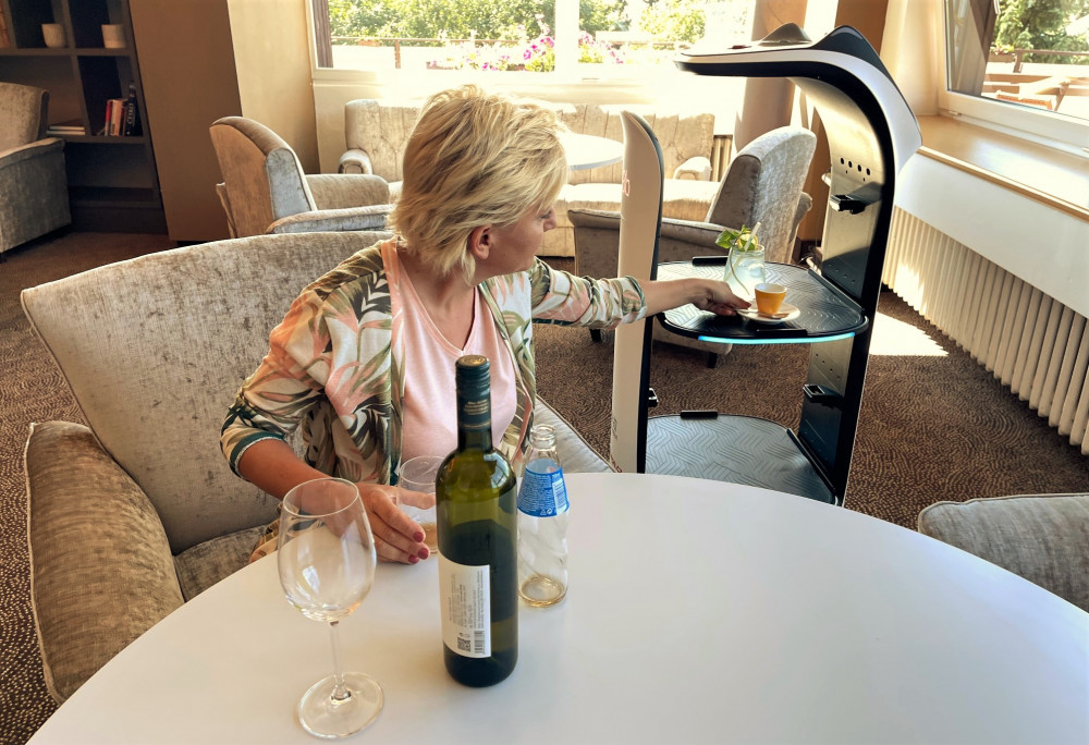 Šumavský hotel začal jako první využívat robotickou servírku, hosté jsou nadšení