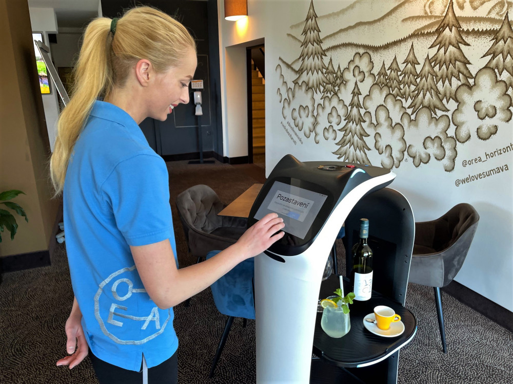 Šumavský hotel začal jako první využívat robotickou servírku, hosté jsou nadšení