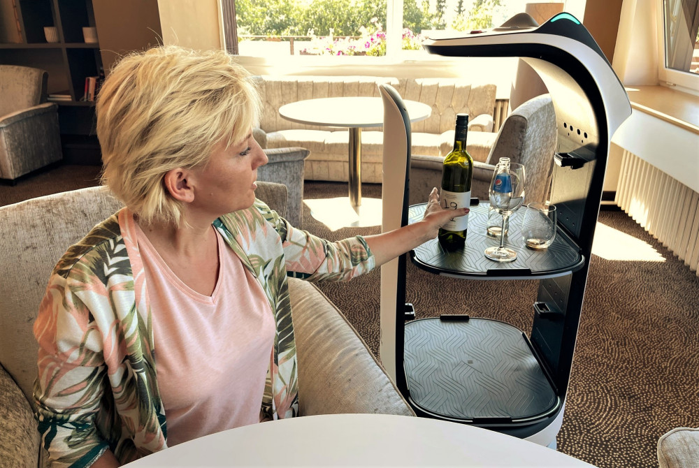 Šumavský hotel začal jako první využívat robotickou servírku, hosté jsou nadšení