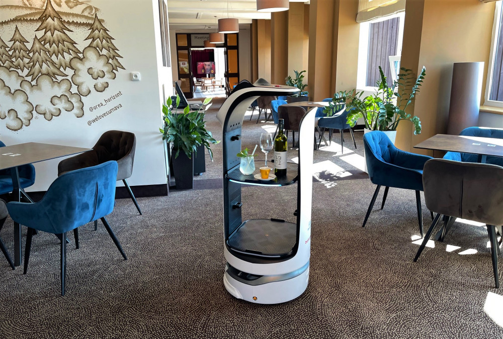 Šumavský hotel začal jako první využívat robotickou servírku, hosté jsou nadšení