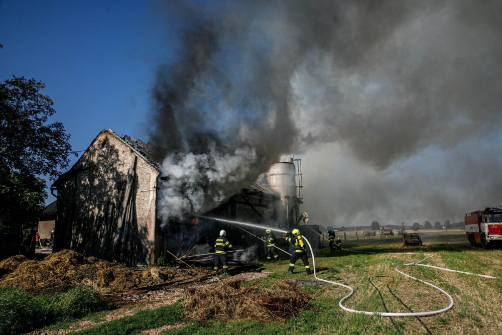 V hradeckých Kulenách hořel statek. Odhadovaná škoda je přes dva miliony korun