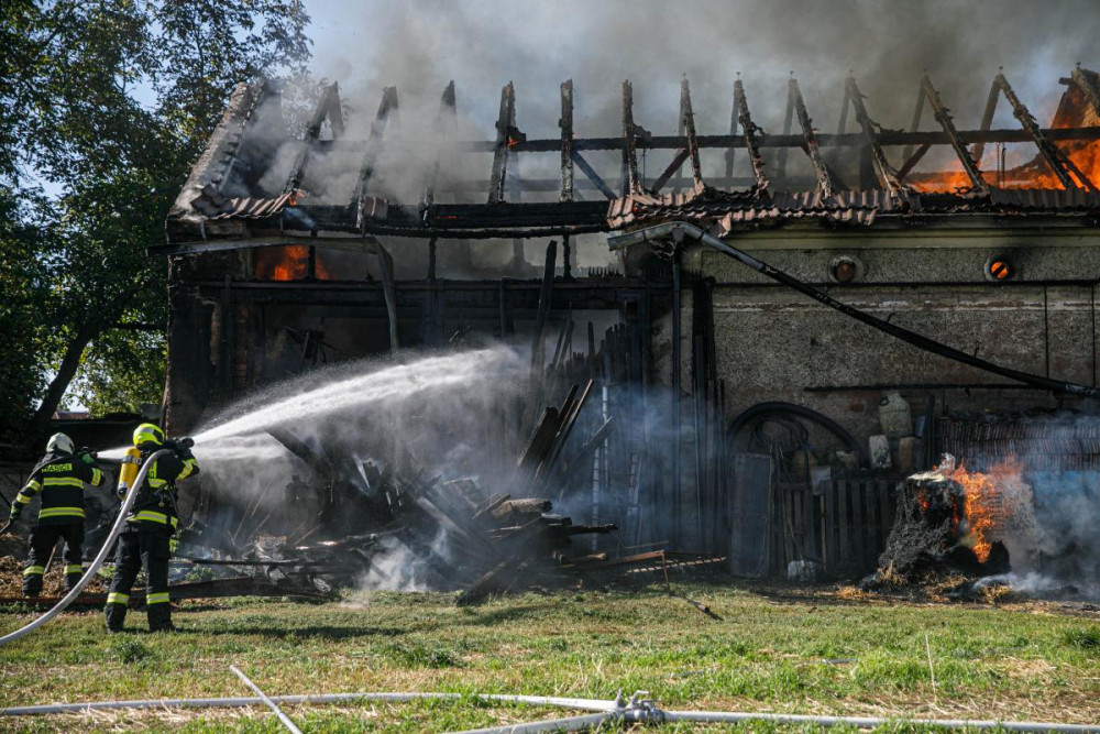 V hradeckých Kulenách hořel statek. Odhadovaná škoda je přes dva miliony korun