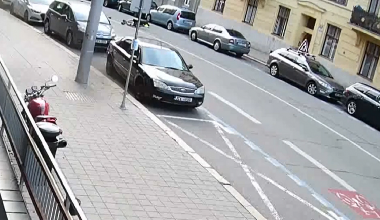 Řidič v Brně otevřel dveře auta, narazila do nich cyklistka