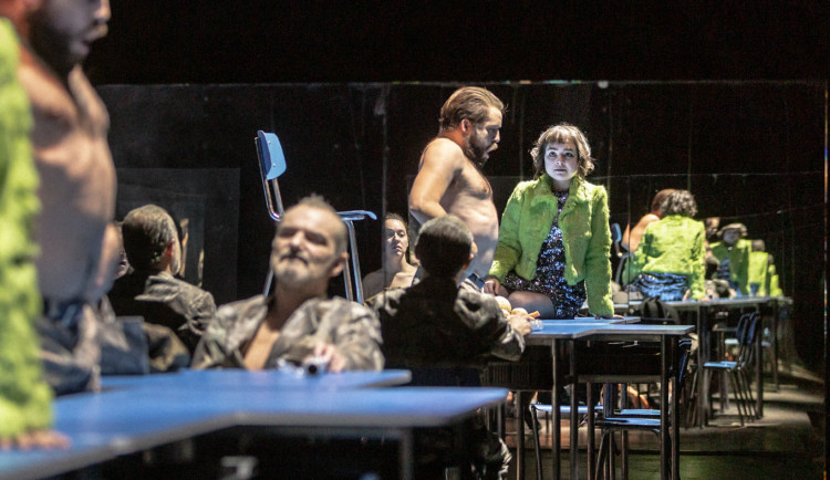 Husa na provázku dostane na jeviště Bídníky i pub kvíz s menšinami