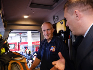 Newyorský hasič James Manahan, který zasahoval u teroristického útoku, si v Praze připomněl zesnulé kolegy