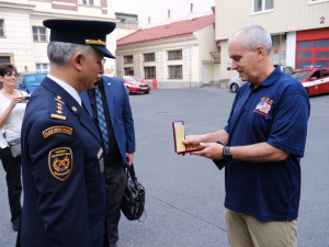 Newyorský hasič James Manahan, který zasahoval u teroristického útoku, si v Praze připomněl zesnulé kolegy