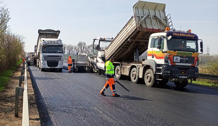 Je toho moc, oprava se odkládá. Po I/52 se v Mikulově jezdí dál