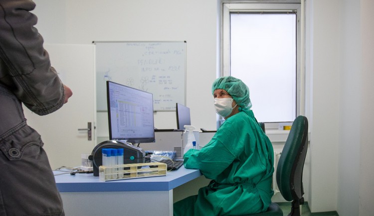 Lidem s podezřením na covid by měl test nově udělat jejich praktik