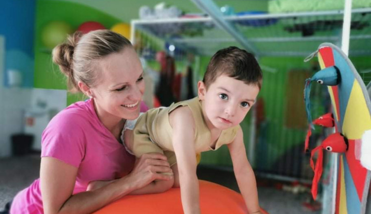 Honzík během jedné z rehabilitací