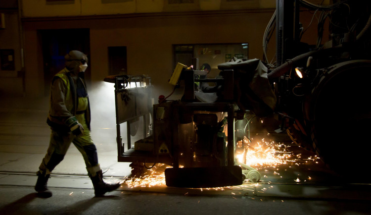 Brněnské tramvajové koleje zbavuje nerovností i hlučnosti speciální bruska