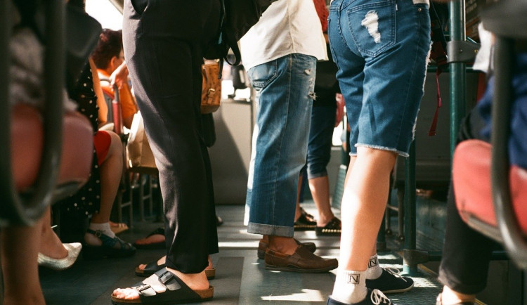 Cestující autobusu v Brně netušil, kolik mu je let. V krvi měl skoro čtyři promile