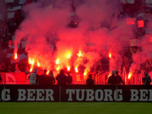 Za používání pyrotechniky na stadionech bude hrozit pokuta i zákaz vstupu