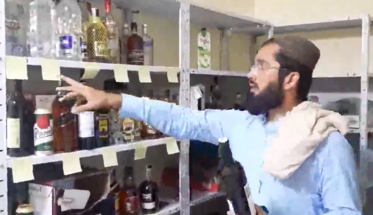 Tálibánci našli zásoby alkoholu na českém velvyslanectví. Jde o standardní výbavu úřadu, vysvětluje ministerstvo.