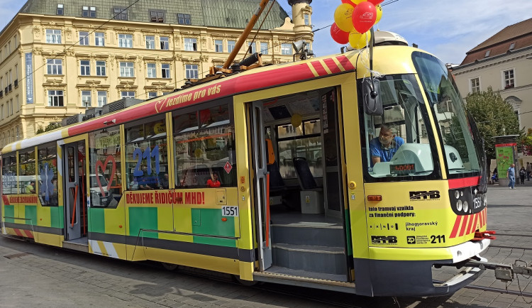 Brňany začne vozit šalina v záchranářském kabátě