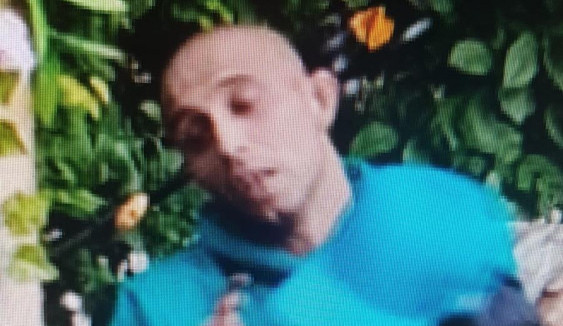 Zloděj se snažil vloupat do bytu. Když zjistil, že je majitel doma a fotí si ho, utekl