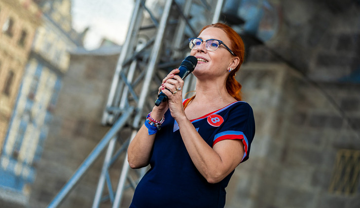 První dáma české pravice je bojovnice. Klepe na dveře parlamentu.