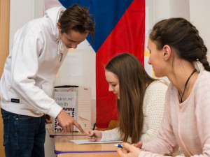 Piráti a Starostové zvítězili ve Studentských volbách těsně před koalicí Spolu, hnutí ANO zažilo porážku