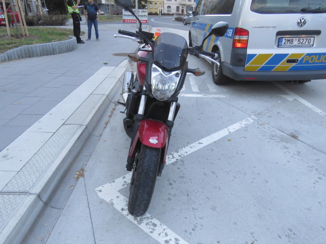 Policie hledá svědky nehody. Čtrnáctiletý cyklista skončil v Prostějově pod koly motorky