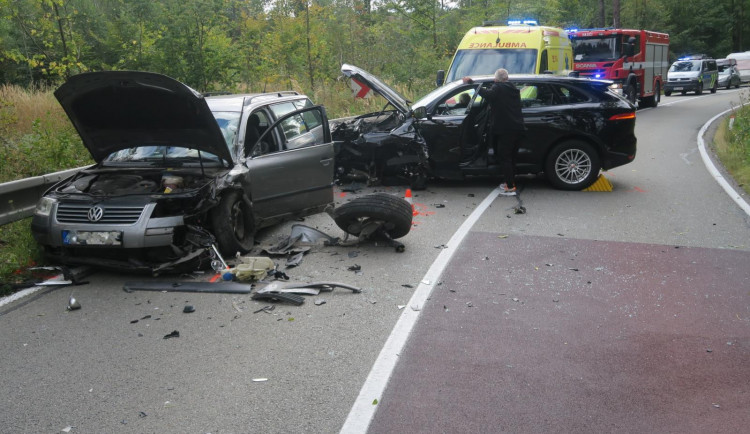 Řidič jaguaru naboural do auta v protisměru, nadýchal téměř tři promile