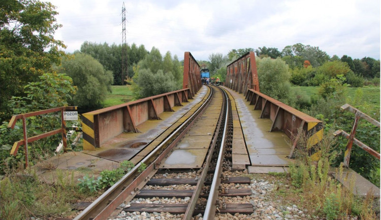 Tragédie na jihomoravské dráze. Průvodčí vypadl z vlaku, na místě zahynul