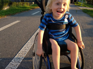 V Kostelci nad Orlicí se složili malému Zdendovi na doplacení vozíku. Zdenda bojuje se spinální muskulární atrofií