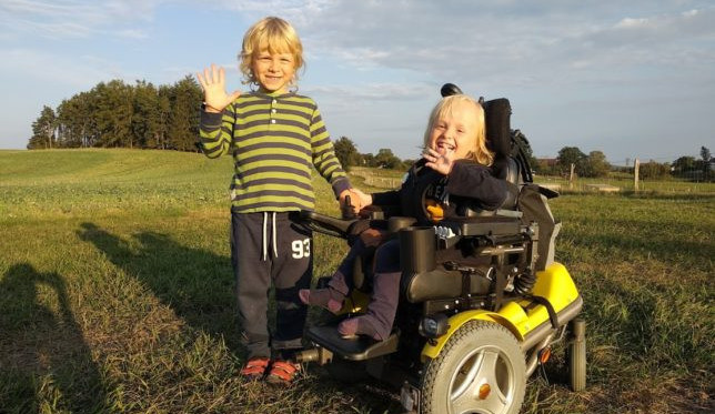 V Kostelci nad Orlicí se složili malému Zdendovi na doplacení vozíku. Zdenda bojuje se spinální muskulární atrofií