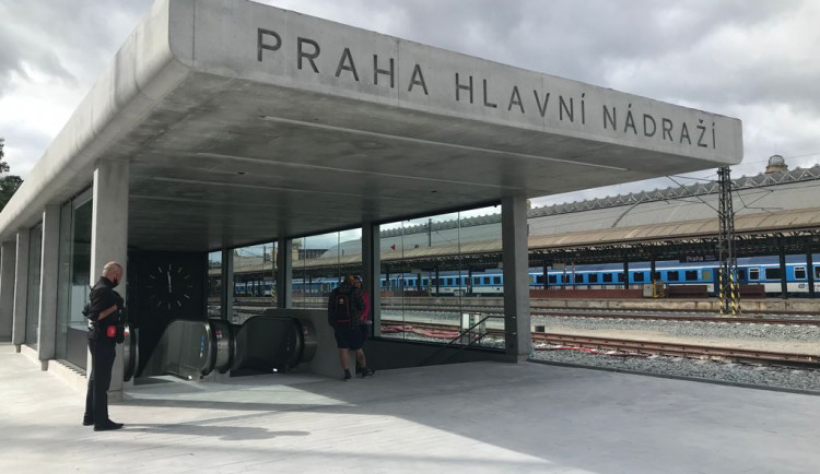 Podchod z hlaváku na Žižkov je otevřený. Stovky lidí nemusejí riskovat přechod přes koleje