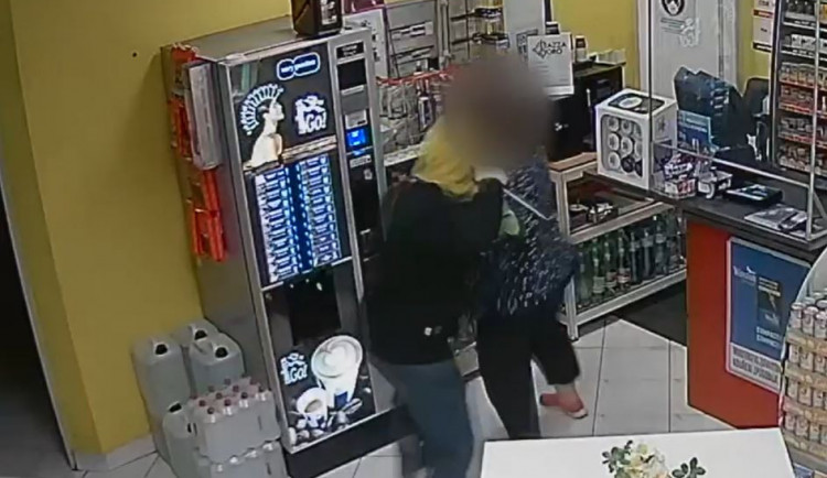 Fingovaná loupež v Praze. Na benzince neloupil muž s nožem, byla to přítelkyně prodavačky