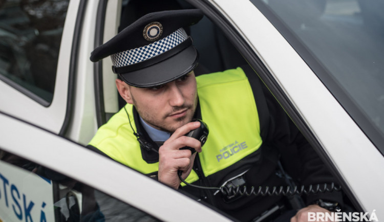 Opilá žena si v Brně ustlala na chodníku. Ukázalo se, že je hledaná