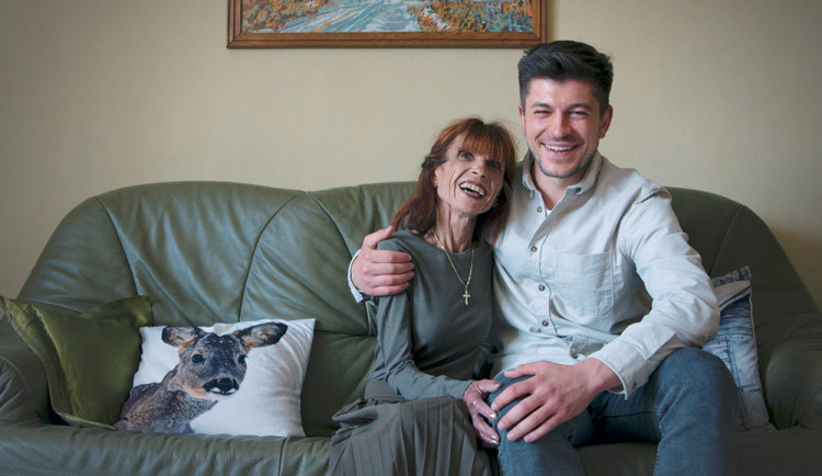 Evu Juroškovou a její sestru často potkávali Olomoučané v ulicích města. Na snímku s Lukášem Hodisem, jedním z autorů námětu dokumentu o osudu olomouckých dvojčat.