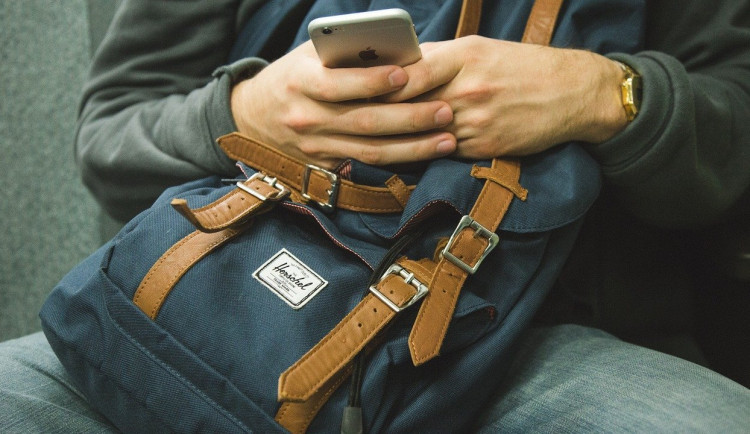 Důvěřivá žena z Brněnska půjčila známému telefon. Muž si na ni vzal úvěr