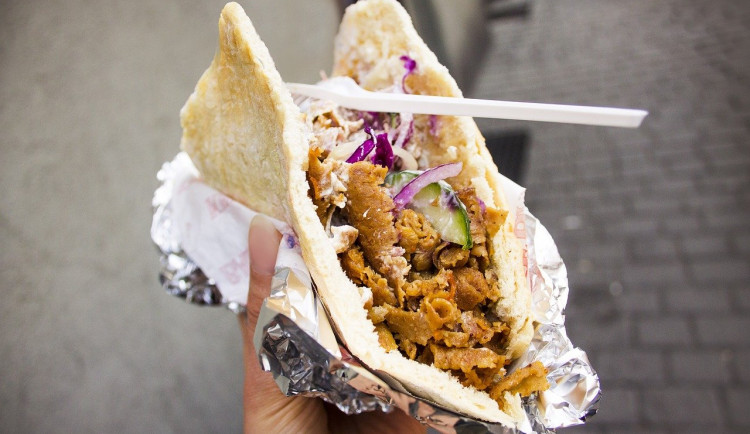 Zarputilý mladík se v brněnském bistru hádal o kebab. Spor o lahůdku vyhrál prodejce