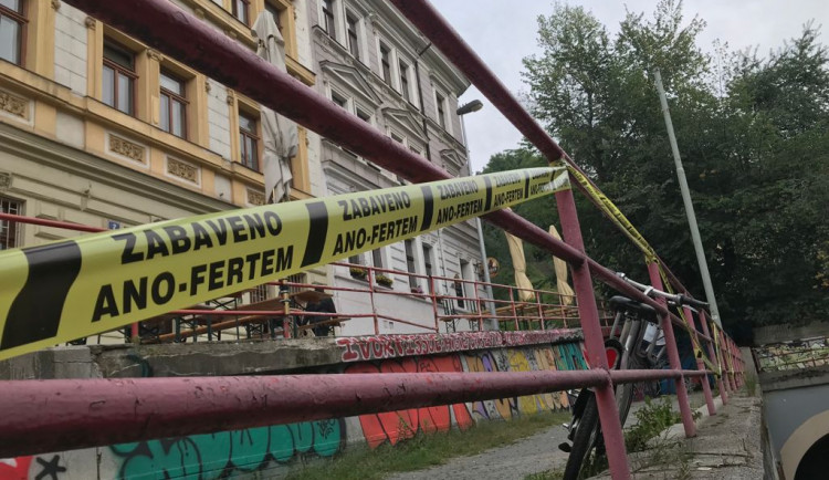 Zabaveno Ano-fertem! Zastávky, sochy nebo prostor před nádražím ohradila žlutá páska