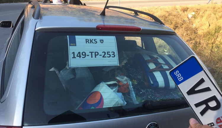 Na kosovské území nesmí auta se srbskou poznávačkou. Bělehrad poslal na hranici obrněné vozy