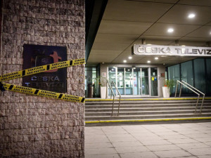 Milion chvilek vylepil na protest proti Babišovi asi v 30 městech exekuční pásky