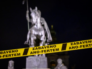 Milion chvilek vylepil na protest proti Babišovi asi v 30 městech exekuční pásky