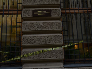 Milion chvilek vylepil na protest proti Babišovi asi v 30 městech exekuční pásky