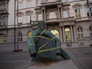 Milion chvilek vylepil na protest proti Babišovi asi v 30 městech exekuční pásky