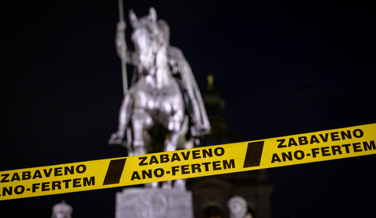 Milion chvilek vylepil na protest proti Babišovi asi v 30 městech exekuční pásky.