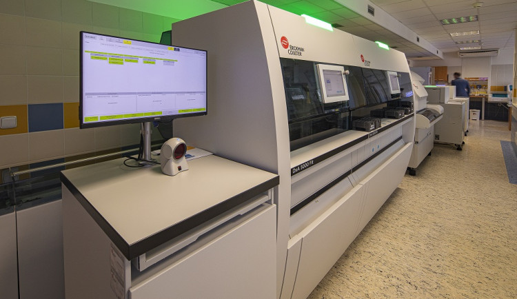 V nemocnici na jižní Moravě funguje unikátní robotická linka na analýzu vzorků